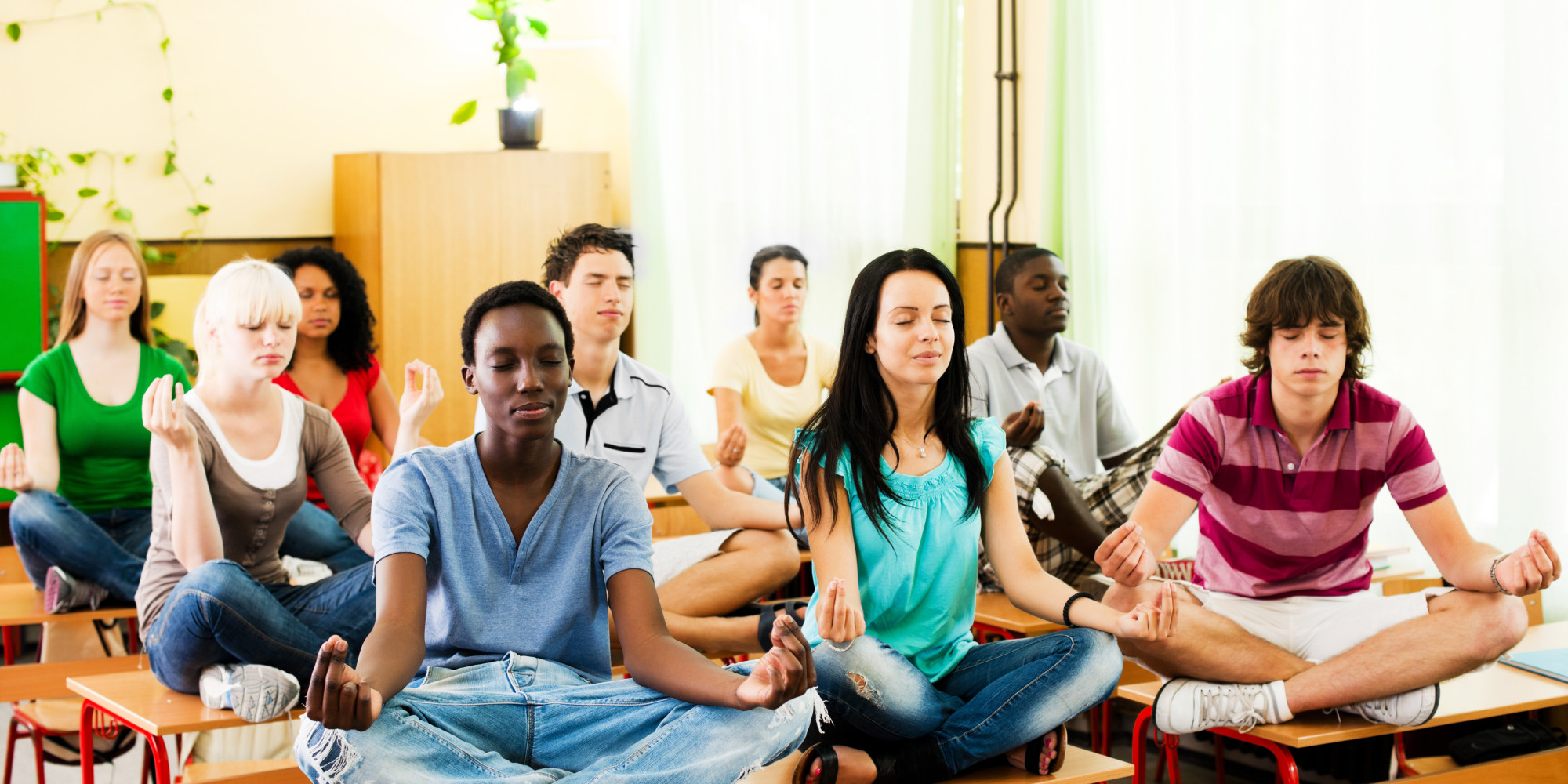 Adolescents pratiquant le Yoga yoga pour adolescents