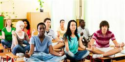Adolescents pratiquant le Yoga yoga pour adolescents' src=